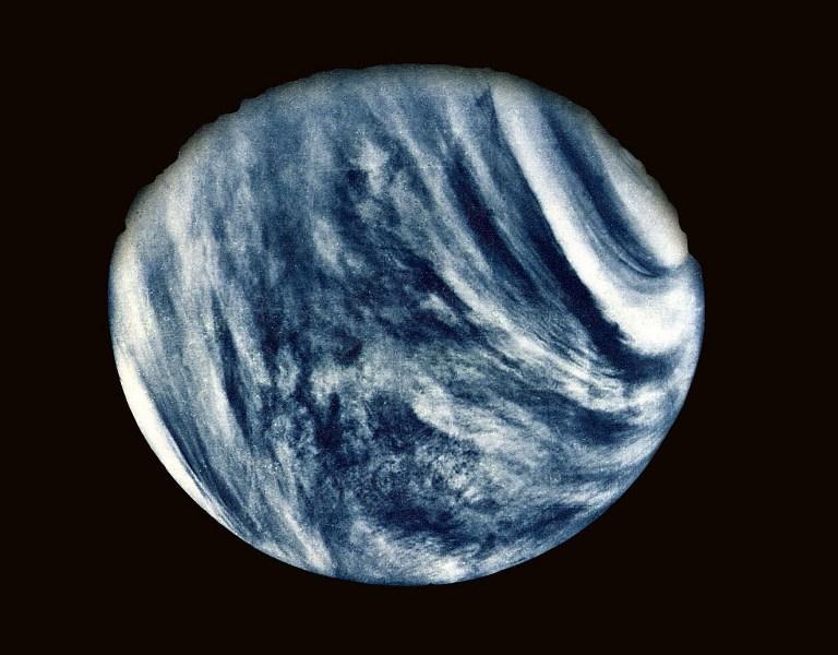 A Mariner-10 felvétele, amelyen jól látható a bolygó felhőzetének szerkezete. A képet nem a látható, hanem az ultraibolya tartományban rögzítette az űrszonda.