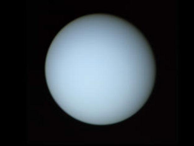 Az Uránusz korongja a Voyager-2 felvételén. (NASA.) Jellemző adatai: Átmérője: 52456 km = 4,11 Föld-átmérő. Tömege: 8,698. 10 25 kg = 14,52 Föld-tömeg. Átlagos sűrűsége: 1,19 g/cm 3.