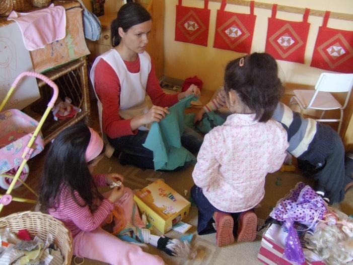 A gyermeki játék mai jellemzőiből Az óvodai játéktér változása Több helyen zsúfolt