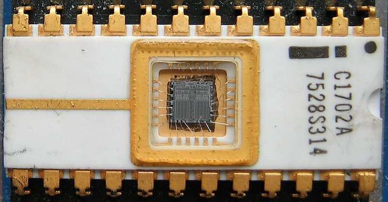 Félvezető tárolók... EEPROM(Electronical Erasable PROM) Mint az EPROM, de nem UV fény töröl.