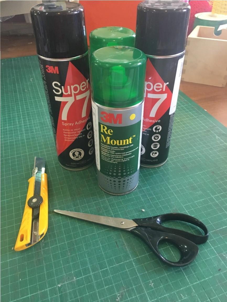 A fixen vagy visszaszedhetően ragasztó ragasztóspray-ket általános információs anyagok, kiállításokban másolat dokumentumok installálásához használjuk.