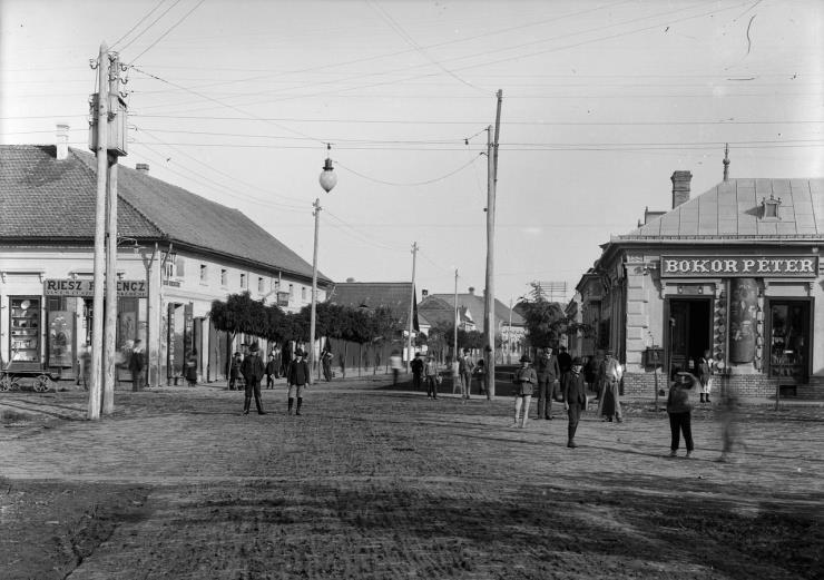 Plohn Illés és Plohn József fényképész munkássága és hagyatéka Hódmezővásárhely első fényképész műtermét 1869-ben alapította Plohn Illés, aki fényképeket készített a fejlődő Vásárhelyről, megörökítve