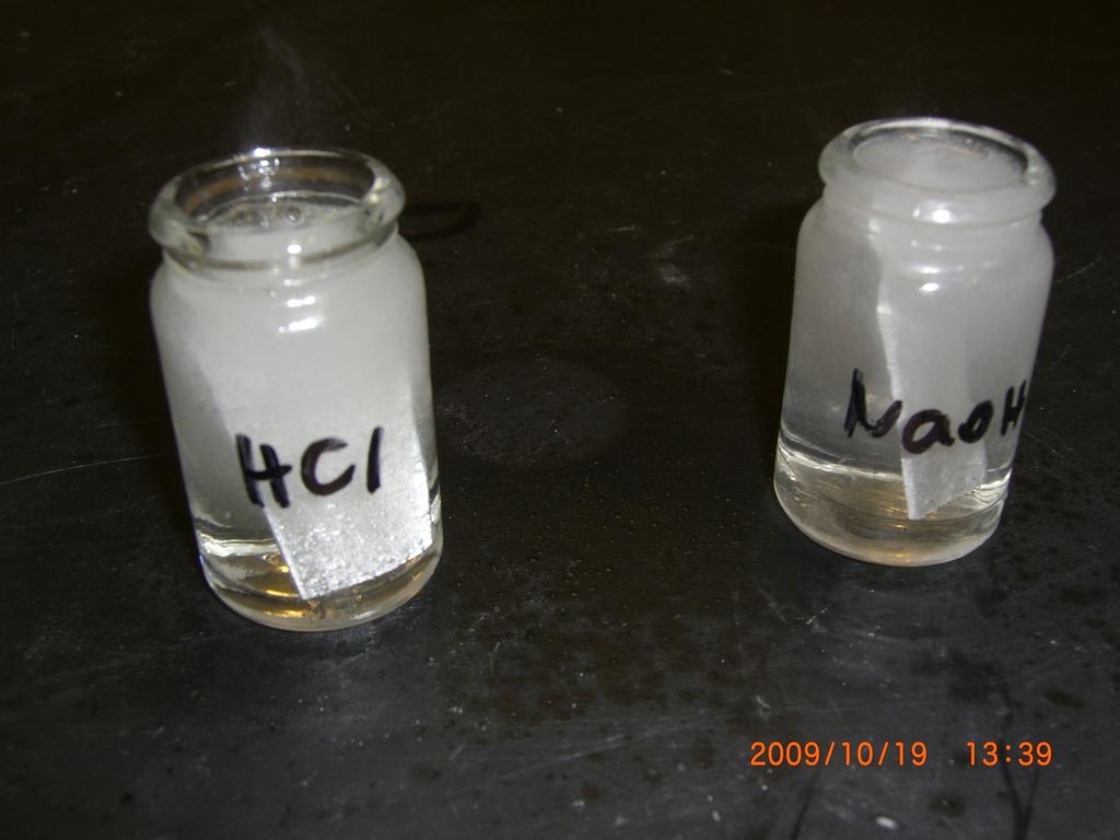 Alumínium lemez HCl és NaOH oldatban.