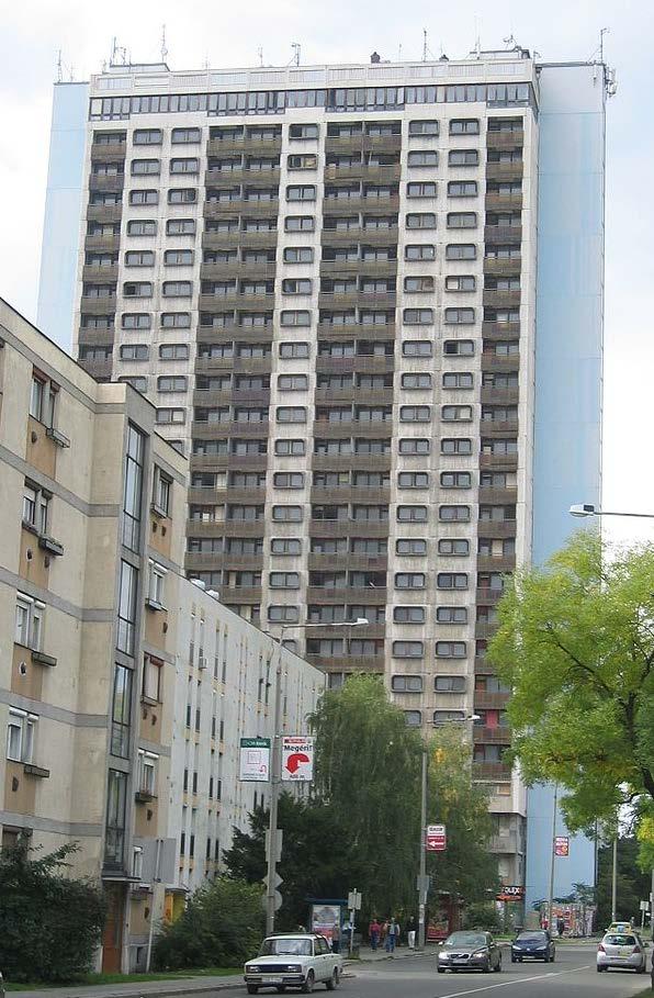 A klorid-tartalmú PU-paszta hamar megtámadta az acél feszítőkábeleket. 1989-re az épület életveszélyessé vált, a lakókat kiköltöztették.