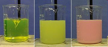 Titrálás fluoreszcein indikátor mellett. 1. kép: tiszta NaCl oldat, az indikátortól enyhén fluoreszkáló zöldes színű 2.