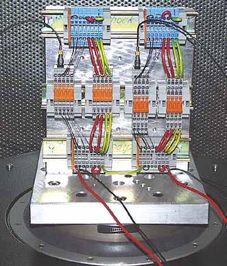 0 20 A WAGO csatlakozástechnika előnyei Rázkódásálló, ütésálló karbantartásmentes A CAGE CLAMP csatlakozás rázkódásállóságát az IEC/EN 60068-2-6 előírás szerinti vizsgálati módszerrel ellenőrzik és