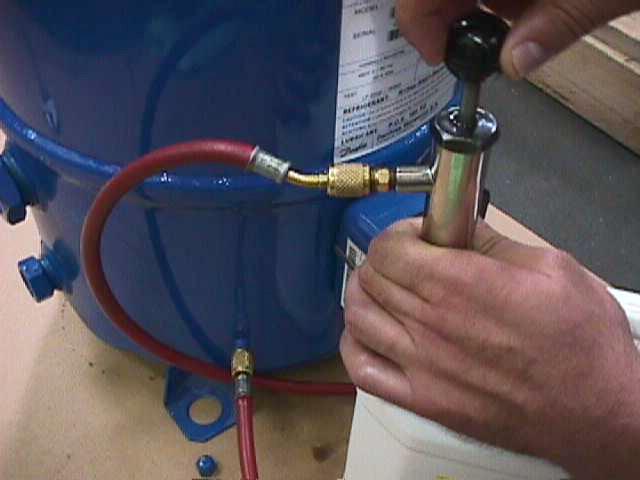 Rendszer hűtőközeg csere eljárás (folytatás) A pumpa átöblítése azért szükséges, hogy a korábbi használatból benne maradt, nedvességgel telített kenőanyagot kiöblítse a tömlőből.