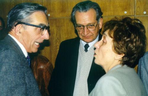 köszönhetem, meg a szentesi népdalokat is Tanárainkat szakterületük tudósaként láttuk, de tekintélyük forrása volt az is, hogy egyikük sem volt szakbarbár, hanem más tudományterületeken is tájékozott