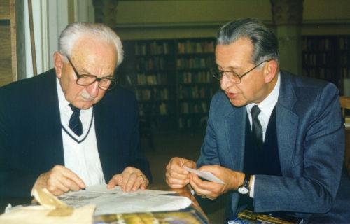 beszédre neveljen, jóságot közvetítsen, felhívja a figyelmet arra, hogy értékelni kell a múltat, becsülni a jelent, és tisztességgel alakítani a jövıt.