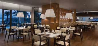 szobák is főétterem (diétás étkezés is) a la carte étterem (előzetes foglalással, térítéssel) 4 bár külső és belső medence SPA központ konferencia terem üzletek WIFI (ingyenes lobby és bár)