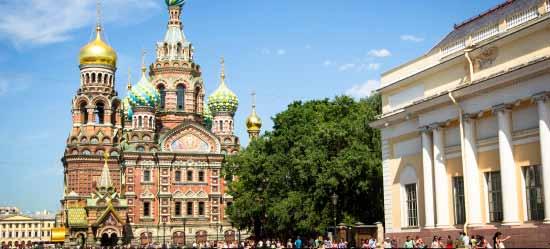 Szentpétervár Szentpétervár Oroszország legszebb, leghangulatosabb és egyben legeurópaibb városa, melyet I. Péter cár alapított 1703-ban, a Néva folyó deltájában.