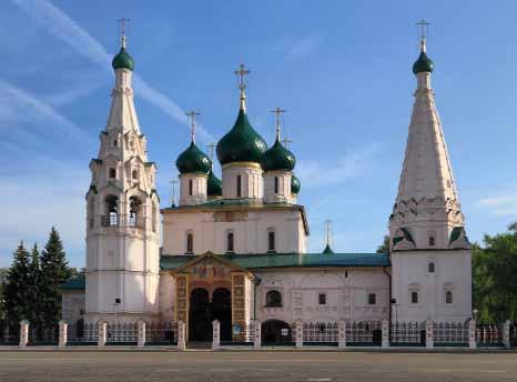 Granovitaja palota, Tizenkét apostol temploma), Lenin mauzóleuma, a Tretyjakov képtár, és a GUM, a város luxusáruháza.