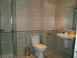 kétágyas, erkélyes, pótágyazható szoba 2+2 elhelyezés lehetséges fürdőszoba