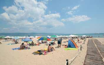 szálloda strandján a napernyők és a nyugágyak kedvezményesen igénybe vehetők, ezen vendégek