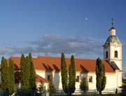 Kisújfalu (Nová Vieska) 4 km-re Köbölkúttól található ez a XV. századtól folyamatosan lakott település, mely a XVII.