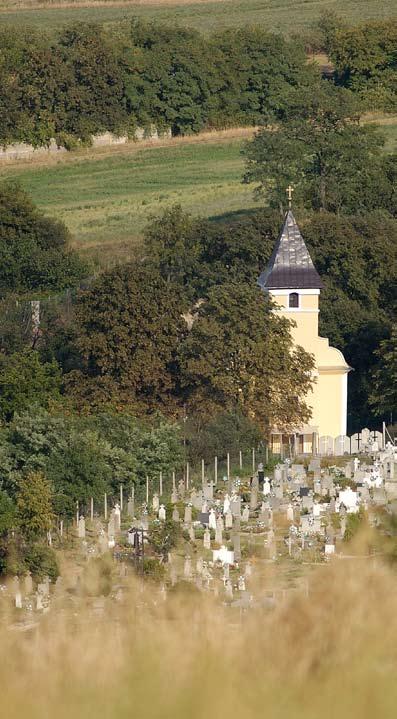 Harangláb: a Fő téren lévő harangláb a templomtornyot helyettesítette, feltehetően a templommal hasonló időben épült.