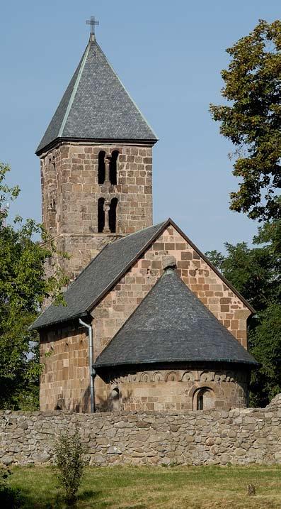 században német bányászmesterek települtek meg a faluban, azonban a XVIII. században kimerültek a lelőhelyek. Ma a Börzsöny egyik kedvelt túrázó helye.