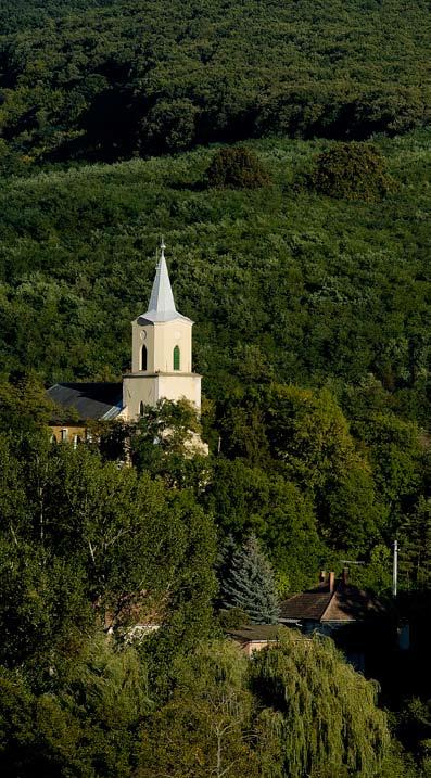 Perőcsény A hagyományok szerint a Hont nemzetségbéli Salgó volt az első ura a falunak, akinek nevéhez fűződik Salgó várának építése is.