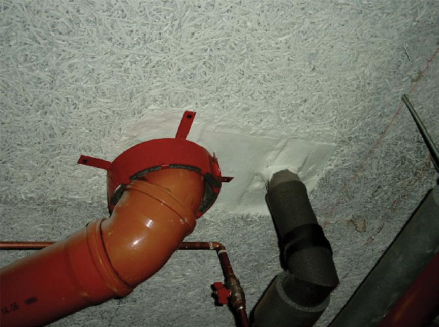Rossz megoldás Jó megoldás A fal síkján belül szerelve A fal síkjára szerelve Műanyag csövek esetében az teljesen magától értetődő, hogy a tűz következtében elolvadó éghető cső (és hőszigetelés)