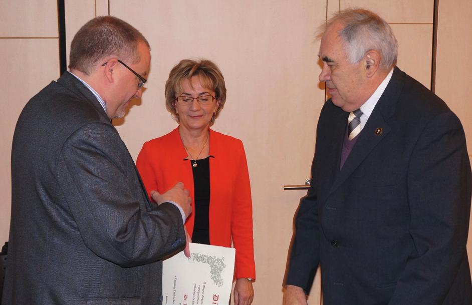 2014. december GYÓGYSZERÉSZET 723 tól vezetőségi tagja. Elhivatott szervezője és aktív résztvevője a szakosztályi rendezvényeknek és az MGYT más programjainak.