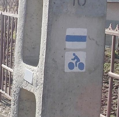 Kiemelt jelentőségű az Országos Kerékpáros Kékkör útvonal, amelyet kék színű kerékpár-jel szimbolizál.
