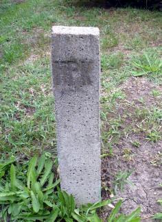 1 A páncélos kábel szakaszokon a kötéseknél kötésjelző követ, a