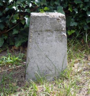 kábel fölé. A jelzőköveket egymás mellé is elhelyezték.