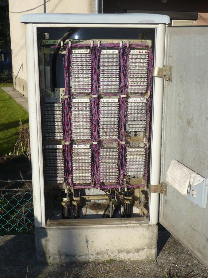 A végelzárók a kezdeti időkben 5x2-es Siemens, később 10x2-es nem leválasztható (SNLV) és 10x2-es leválasztható (SLV) típusúak.