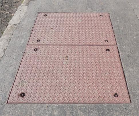 betonfésűknek megfelelően csatlakoznak a betonszekrényekbe a műanyagcső nyalábok.
