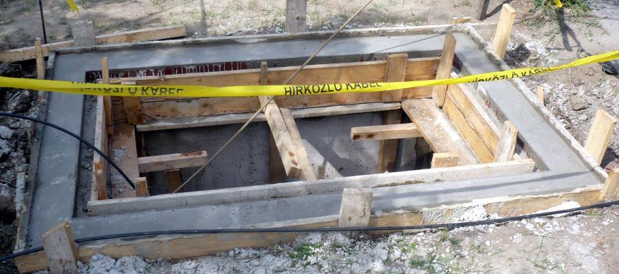 ) Kettős betonszekrények falába 2-3 db 450 mm-es kábeltartó faliállványt szereltek, és ebbe helyezték a 225 mm-es laposvas kábeltartó falikarokat.
