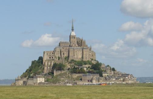 Szállás Hockenheim környékén a buszon a Mont Saint Michel-el és a normandiai partraszállással kapcsolatos filmek megtekintése. (1 éj). 2. nap: Reggeli után utazás Normandia fele.