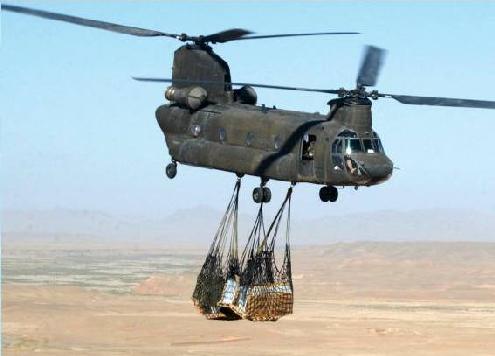 98 30. ábra CH-47 külső függesztménnyel Forrás: Óvári A helikopterek terheiket úgynevezett külső függesztéssel is szállíthatják (30. ábra).