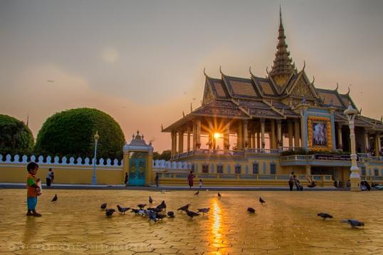 Meglátogatjuk a koloniális stílust a hagyományos vietnami építészettel vegyítő Binh Thuy rezidenciát is. Kora délután indulunk vissza Ho Chi Minh Citybe, a repülőtérre. Phnom Penh-be repülünk.