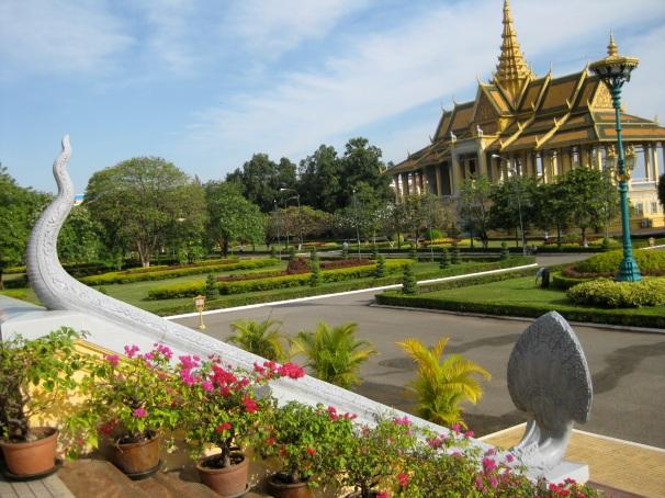 Kambodzsa - Phnom Penh: A város a Tonle folyó bal partján fekszik, közvetlenül annak a Mekongba csatlakozásánál.