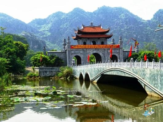 3. nap : Ninh Binh Hoa Lu -Trang An - Hanoi (Étkezés: B/L szállás: Hanoi) Egész napos kirándulás Ninh Binh tartomány észki részébe, Hanoitól kicsit délre kb. 100 km távolságra.