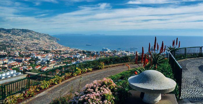 FUNCHAL 2017. október 29. Funchal és a hagyományos helyi szánkók (tobogganok) kb.