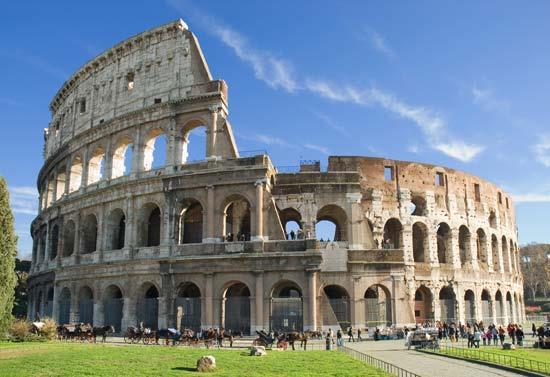 A kirándulás azzal indul, hogy felszállunk a kifejezetten hajós utasok részére fenntartott Roma Express nosztalgiavonatra. A vonat kényelmes eljutást kínál az örök városba, viszonylag rövid idő alatt.