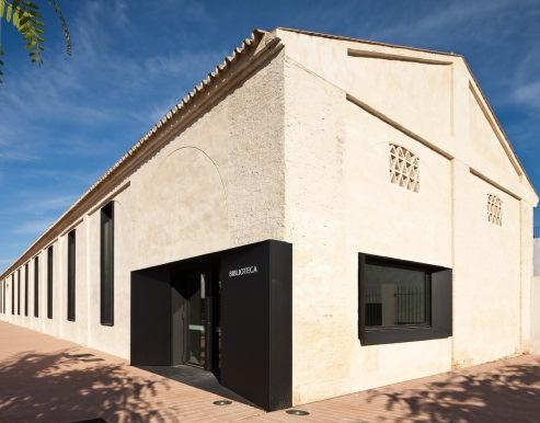 Huelva városának kulturális központjában, az elhagyott Los Reales de Almonte raktárépületben kapott helyet a Közkönyvtár és zeneiskola (2. ábra b.).