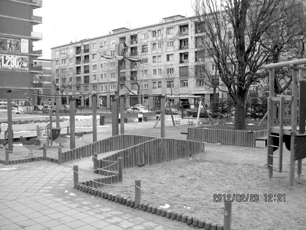 Utóbbinál összefüggést vélünk felfedezni a játszótér szomszédságában elhelyezkedő meglepően zsúfolt, nagy parkoló közelségével, tekintve, hogy a nikkel a gépjárművekből leginkább a fékpofák és gumik