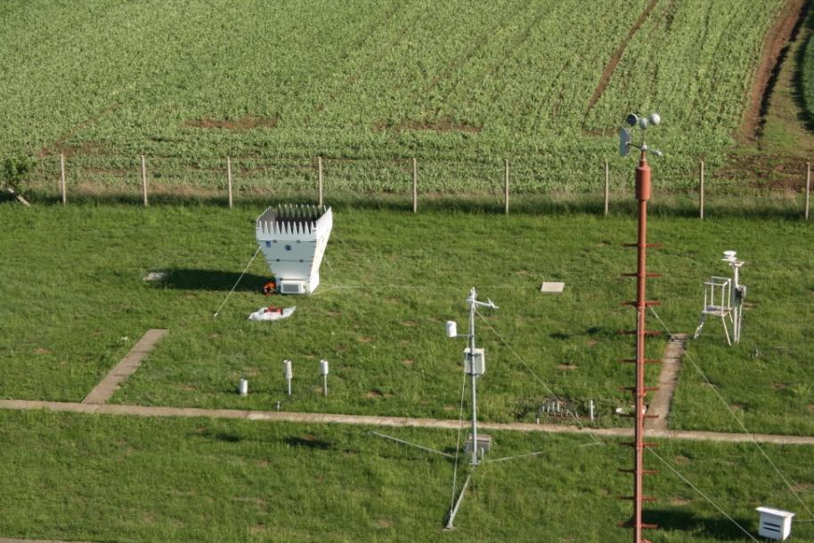 domborzat által befolyásolt területi képének megrajzolását. A magyarországi részfeladat megvalósításához a Debreceni Egyetem Meteorológiai Tanszéke 2011 decemberében egy PCS.