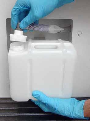 9. Tisztítás, fertőtlenítés, karbantartás 9.1 Tisztítás A fagyott vágási hulladékot egy hideg ecsettel naponta távolítsa el a fagyasztóból. A hulladékgyűjtő kádat rendszeresen ürítse ki.