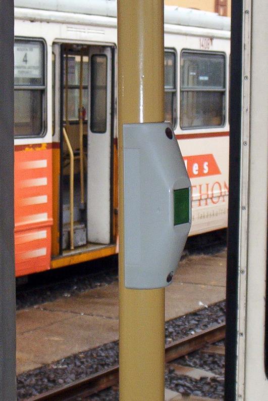 leszálláskérő nyomógombbal lehet jelezni. A visszajelzésre a buszokon már megszokott, ajtó feletti zöld jelzőlámpa szolgál.