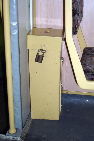 2.16. Utastérben lévő berendezések Ülések, kapaszkodók jegykezelők, oldaltáblatartók, az ajtók mellett 1-1 vészcsengő nyomógomb található, valamint az A és B járműrészen a csukló melletti válaszfalra