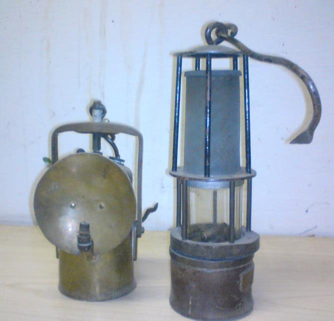 59. ábra: Karbidlámpa és benzin biztonsági (Davy) lámpa 3. 1. 3. Szénmonoxid (CO) Színtelen, szagtalan, íztelen éghető mérgező gáz.
