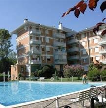 RESIDENCE GARDENIA Fekvése: az apartmanház Lignano Rivierán, a strandtól 250 m-re fekszik, a központ közelében. Elhelyezés: A/4 stúdióban (max.