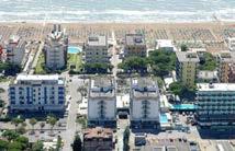 HOTEL REX**+ Fekvése: a szálloda Lido di Jesolo központjában, a Piazza Nembernél, a strandtól 30 m-re fekszik.