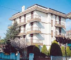 MICHELANGELO APARTMANHÁZ Fekvése: az apartmanház Lido di Jesolo keleti részén (Piazza Milano), a strandtól 200 m-re fekszik. Elhelyezés: C/4 apartmanban (max.