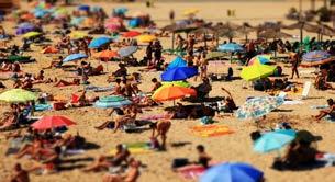 Strand: Utasaink választhatnak a fizetős (kötelező napozóágy bérlés) vagy az ingyenes szabad strandok között.