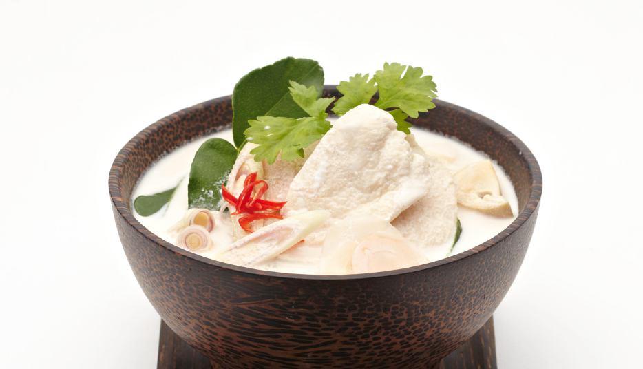 Kókusztejes csirkeleves Tom Kha Kai 1. Öntsük a kókusztejet egy fazékba, adjuk hozzá a citromfüvet, a galangál gyökeret és a mogyoróhagymát, és közepes lángon forraljuk fel. 2.