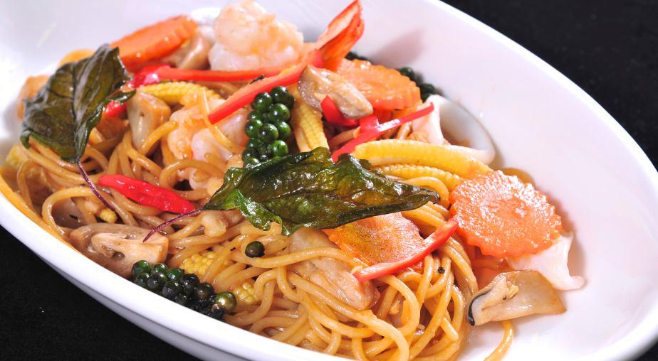Csípős sült tészta Kuay-Teow Phad Kee Mow 1. Forraljon fel vizet egy fazékban. Főzze benne 2 